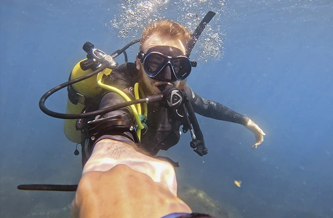 Alunos do curso básico de mergulho Open Water NAUI acompanhando tartaruga marinha na Ilha do Xavier.