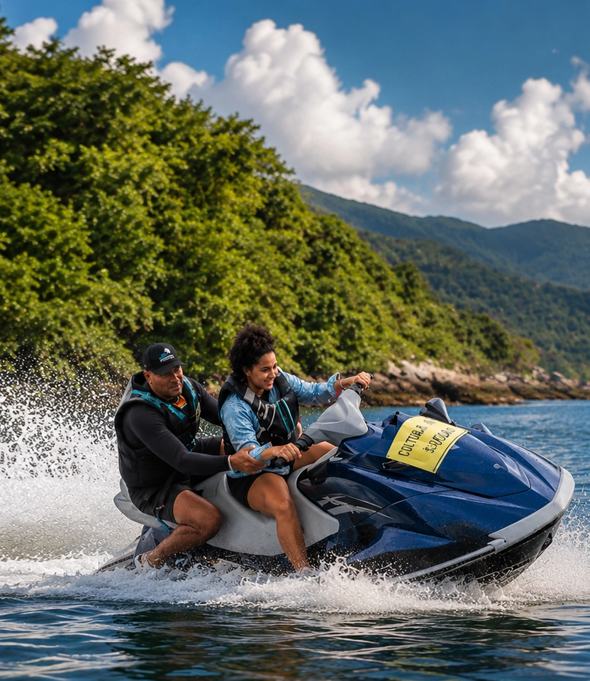 Instrutor e aluna pilotando jet ski no mar durante aula prática de motonauta em Florianópolis.